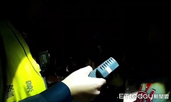 ▲陳喬恩酒駕，檢方諭令10萬元交保。圖為警方對她進行酒測畫面。（圖／警方蒐證影片翻攝）