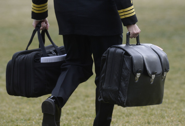 ▲▼一位軍事助手攜帶「核足球」，準備與美國總統川普登上海軍陸戰隊一號（Marine One）。（圖／達志影像／美聯社）