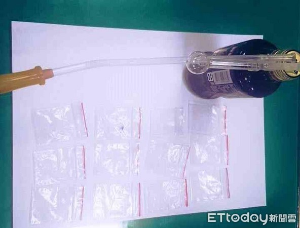 ▲警方起獲第二級毒品安非他命殘渣袋12只及吸食器2具。（圖／記者林悅翻攝）