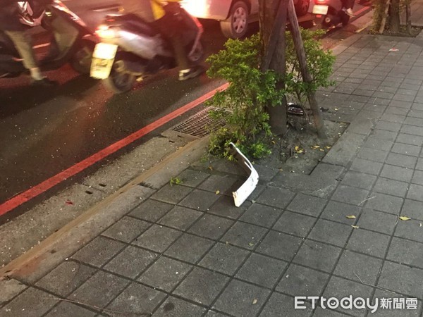 ▲▼被害人停紅綠燈時遭惡煞當街砸車逼討債務。（圖／記者陳豐德翻攝）