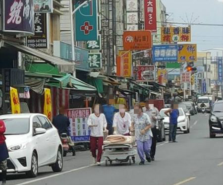 ▲醫護馬路推床救援。（圖／翻攝自爆廢公社，下同）