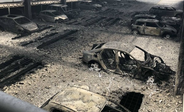 跨年大發爐，1,400輛車燒到只剩白骨　英國停車場發生嚴重火災（圖／翻攝自Carscoops）