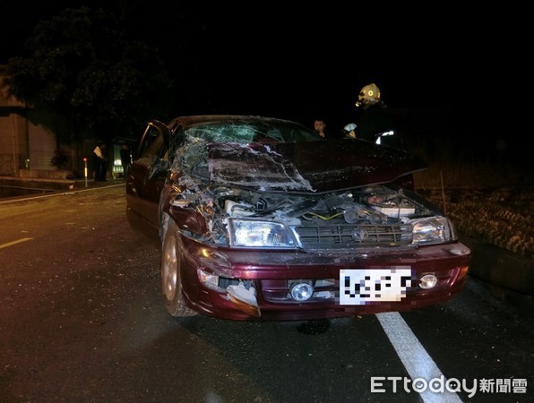 賴姓女子晚間駕駛自小客車，沿台30線南往北方向行駛，不慎追撞同向前方打田曳引車，賴姓女子駕駛之自小客車後座范姓長者受傷，送醫急救。（圖／花蓮縣警察局提供）