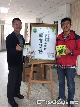 BOOK FOR TAIWAN在後山花蓮選擇與花蓮高農圖書館合作，作為圖書發放的基地。首站獲得贈書之東里國小校長陳俊能特別感謝花蓮高農在歲末寒冬送來圖書資源。（圖／花蓮高農提供）