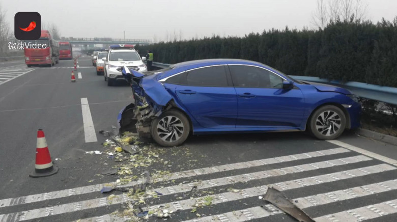 ▲一名女駕駛在開車時，旁邊的丈夫不斷「瞎指揮」，導致車禍發生。（圖／翻攝自梨視頻）