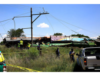 南非貨車撞翻火車「全面燃燒」　至少12死