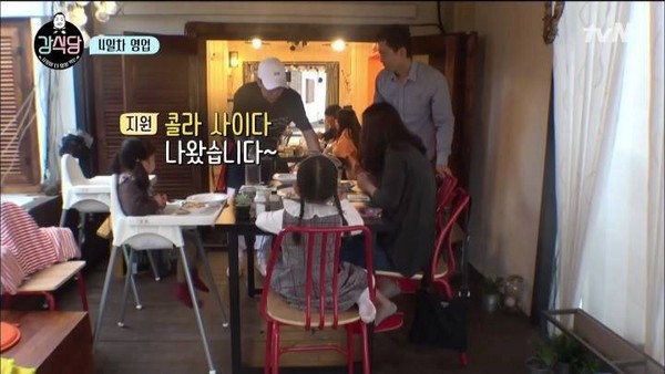 ▲殷志源《姜食堂》中送餐。（圖／翻攝自tvN）
