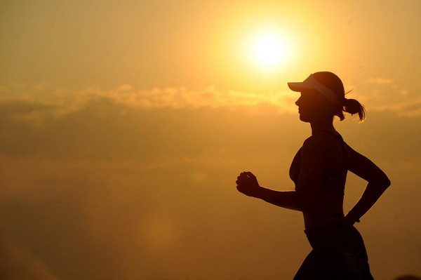 早晨時間的運動，比進食後運動可以多消耗20%的脂肪。（Pixabay）