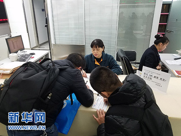 ▲▼武漢市民正在辦理審批郵寄免費服務             。（圖／新華網）