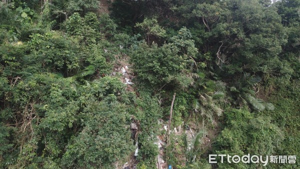 ▲花蓮吉安鄉楓林步道旁林地驚見「垃圾瀑布」，經空拍評估廢棄物高達10噸。（圖／保七總隊提供）