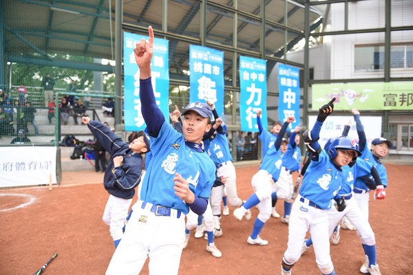 ▲榮耀時刻，桃園市龜山國小以全勝紀錄笑納2017富邦盃少棒邀請賽冠軍金盃。（圖／富邦提供）