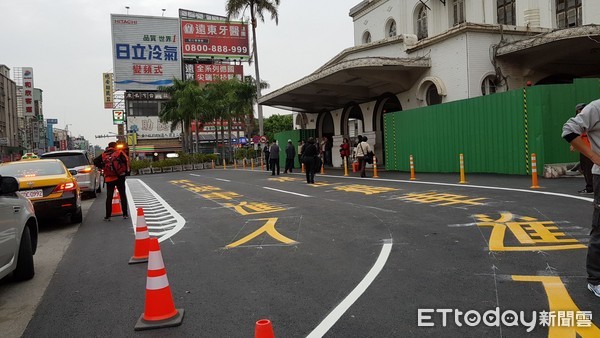 ▲台南火車站大門口接送區車道整建工程，完成槽化線前的高低差打平及路道重鋪，交通局亦於1月5日完成改善交通標線。（圖／市府提供）