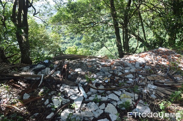 花蓮吉安鄉楓林步道旁林地遭人違法丟棄大量廢棄物，經由空拍評估現場丟棄廢棄物高達十噸，遠從4公里外的山腳下就看得到垃圾瀑布。（圖／保七總隊提供）