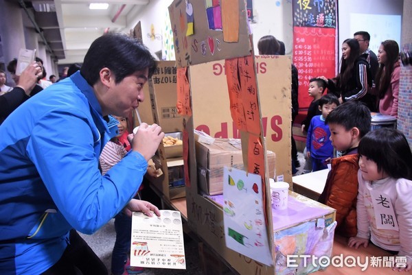 花蓮市立幼兒園這學期推出大班小朋友的「夜市走透透」，小朋友透過老闆、客人的角色扮演，學習計算及文字的概念，以及語言交際的互動。市長魏嘉賢也權充客人一攤一攤走透透。（圖／花蓮市公所提供）