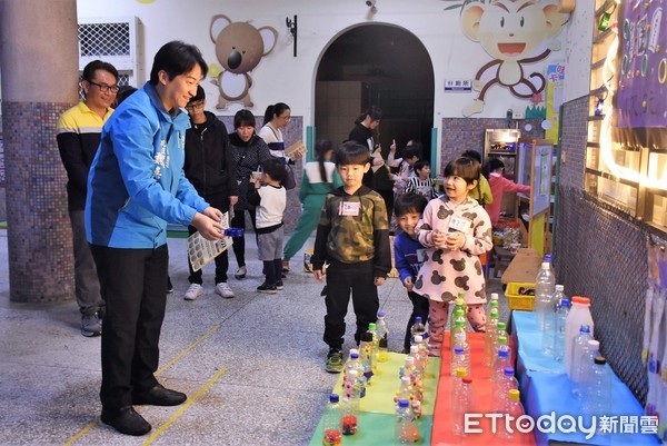 花蓮市立幼兒園這學期推出大班小朋友的「夜市走透透」，小朋友透過老闆、客人的角色扮演，學習計算及文字的概念，以及語言交際的互動。市長魏嘉賢也權充客人一攤一攤走透透。（圖／花蓮市公所提供）