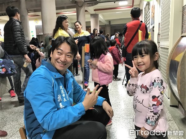 花蓮市立幼兒園這學期推出大班小朋友的「夜市走透透」，小朋友透過老闆、客人的角色扮演，學習計算及文字的概念，以及語言交際的互動。市長魏嘉賢也權充客人一攤一攤走透透。（圖／花蓮市公所提供）