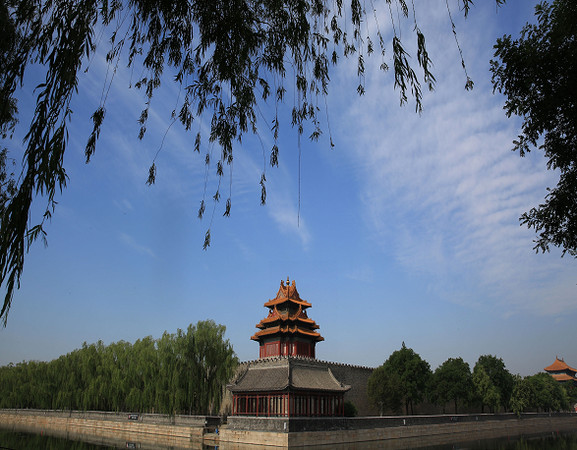 北京市環保局3日宣佈，2017年北京市PM2.5年均濃度58微克/立方米，完成國務院「大氣十條」目標，二氧化硫年均濃度首次降到個位數。（圖／新華社）