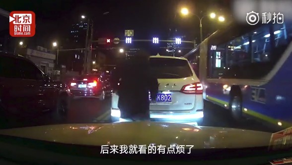 ▲▼正義駕駛見人貼車牌，下車怒撕。（圖／翻攝時間視頻微博）