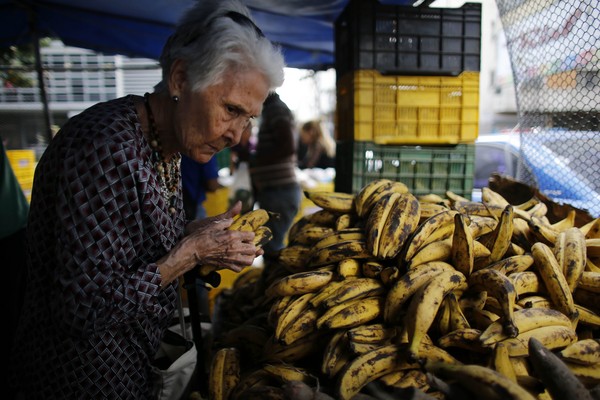 ▲▼2017年8月，一名老婦人在委內瑞拉首都的市場買菜。（圖／達志影像／美聯社）