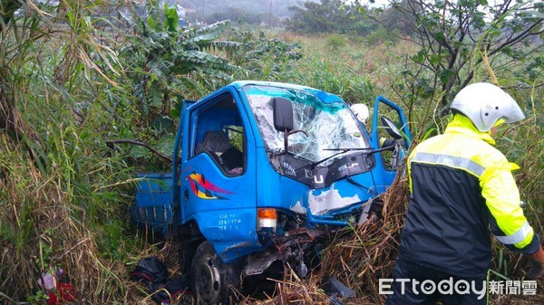▲男子疑似天雨路滑自撞，命危送醫急救中。（圖／記者林煒傑翻攝）