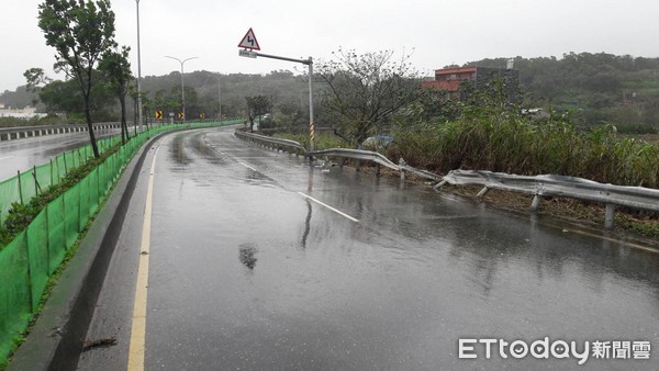 ▲男子疑似天雨路滑自撞，命危送醫急救中。（圖／記者林煒傑翻攝）