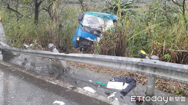 ▲男子疑似天雨路滑自撞，命危送醫急救中。（圖／記者林煒傑翻攝）