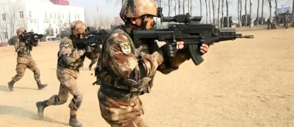 《央視》公開QTS-11式單兵綜合作戰系統，現已在解放軍特戰部隊中列裝。該系統由計算機火控系統、光電觀瞄系統、智能榴彈發射器和步槍所組成。（圖／翻攝自央視）