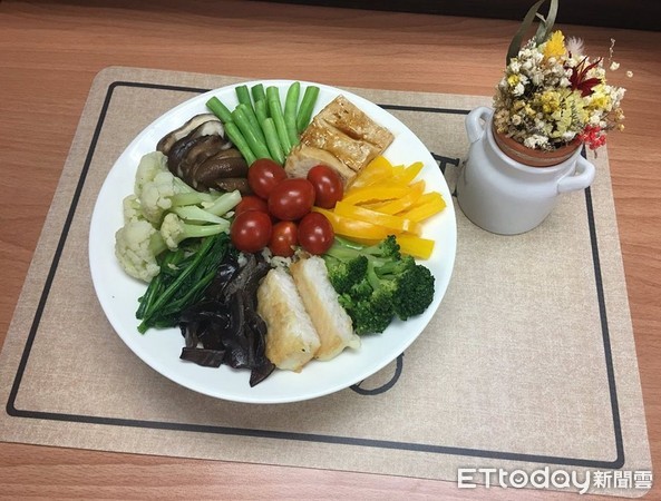 ▲成大醫院營養部謝茹雯、孔祥瑞營養師，精心介紹「義式五色菜飯」，是一道既能顧及營養均衡又簡單製作的餐點。（圖／記者林悅翻攝）