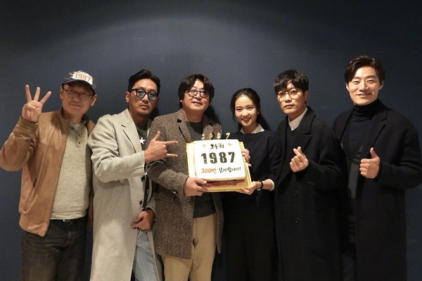 《1987：黎明到來的那一天》突破300萬觀影人次，導演與演員群合照感謝觀眾支持，本片在韓國網站、媒體評分等創下2017韓國電影最高評價。（網路圖片）
