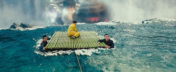 河正宇（右起）、車太鉉、朱智勳在水中的畫面，經過電腦特效製作波濤洶湧的感覺 。