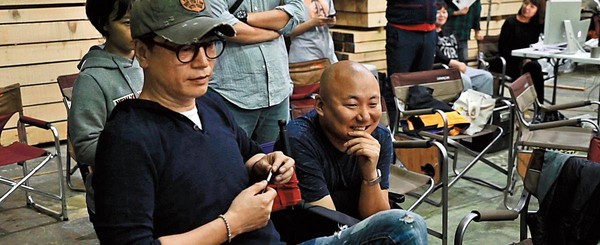 漫畫家周浩旻（右）並未干涉金容華大幅修改原著，僅在拍攝期間前往探班。