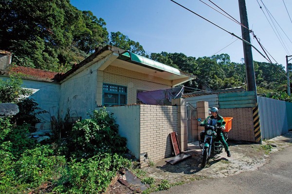 吕姓饲主租用这处山坡地作繁殖场,矮房右侧就是他的非法养殖场.