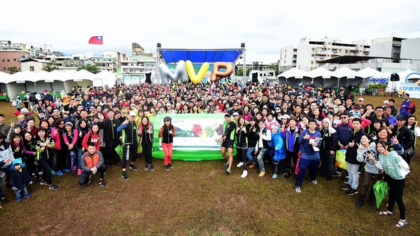 ▲紐崔萊心騎日中區場早晨下著大雨，仍澆不熄眾多車友的熱情。(圖／大漢集團提供)