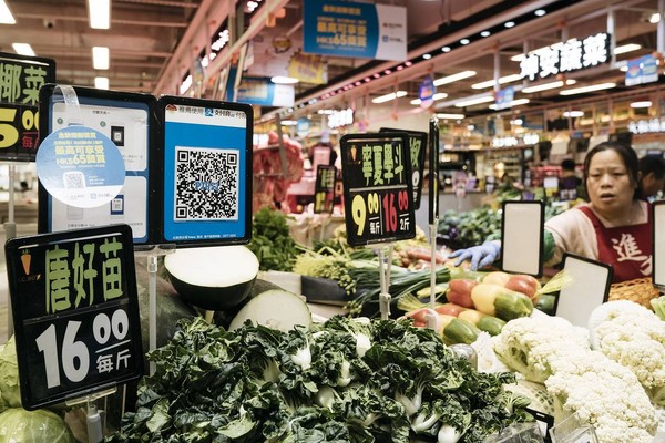 ▲▼香港一家市場內，讓購物者能用手機購買蔬菜。 （圖／翻攝自ANTHONY KWAN／BLOOMBERG NEWS）