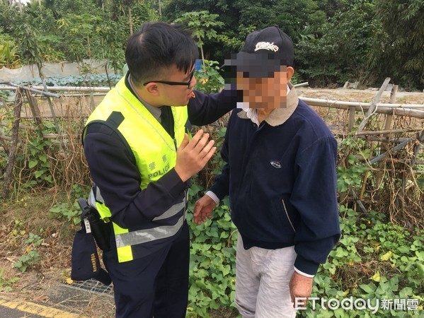 ▲▼失智老翁晨運走失，暖警尋獲後攙扶著他上警車。（圖／記者陳豐德翻攝）