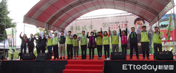 ▲台南市長參選人黃偉哲，7日舉辦永康後援會成立大會，呈現大團結意象。（圖／黃偉哲提供）