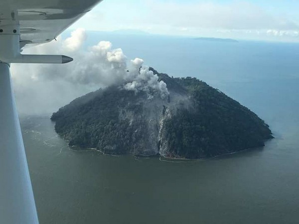 ▲▼ 史無前例！巴布亞新幾內亞小島睡火山突爆發。（圖／翻攝自Help Kadovar Island臉書）