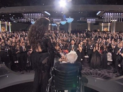 金球獎／催淚！101歲人瑞坐輪椅頒獎　眾巨星起立鼓掌