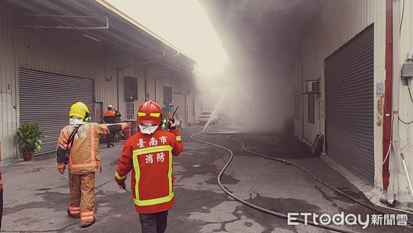 ▲鐵厝工廠發生火警，消防人員積極搶救。（圖／記者林悅翻攝）