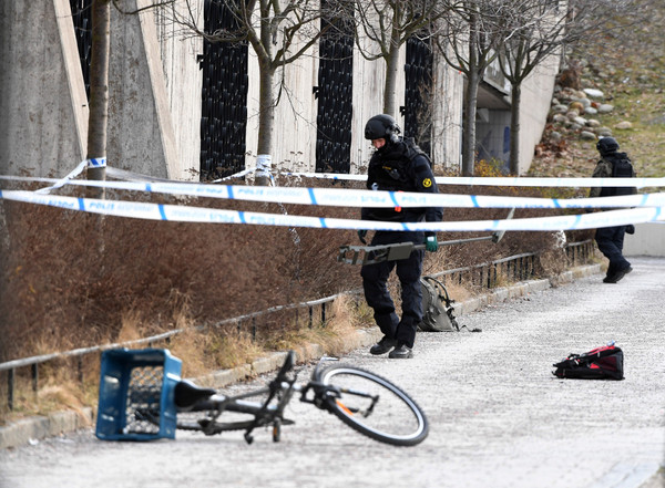 ▲瑞典地鐵站外發生爆炸案，有老翁撿到疑似手榴彈誤爆有關。（圖／路透社）