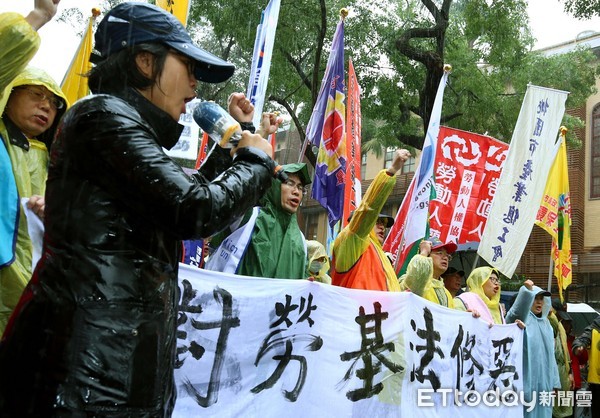 ▲立法院外、大雨、勞團抗議勞基法修惡▼。（圖／記者屠惠剛攝）