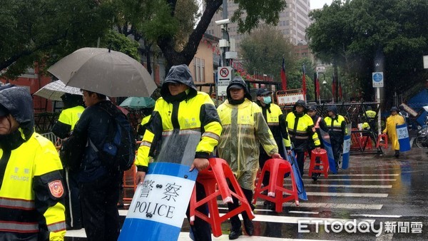 ▲▼勞團抗議勞基法修法,警方維持秩序。（圖／記者陳家祥攝）