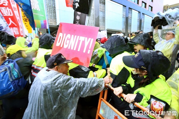 ▲立法院、勞基法修法、勞團抗爭、勞工與警方、推擠衝突▼。（圖／記者屠惠剛攝）