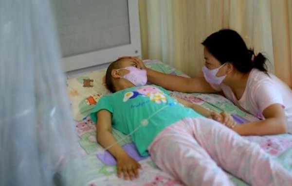 ▲▼湖南湘西一名8歲女童罹患急性骨髓性白血病，自拔氧氣罩過世。（圖／翻攝自網易新聞）