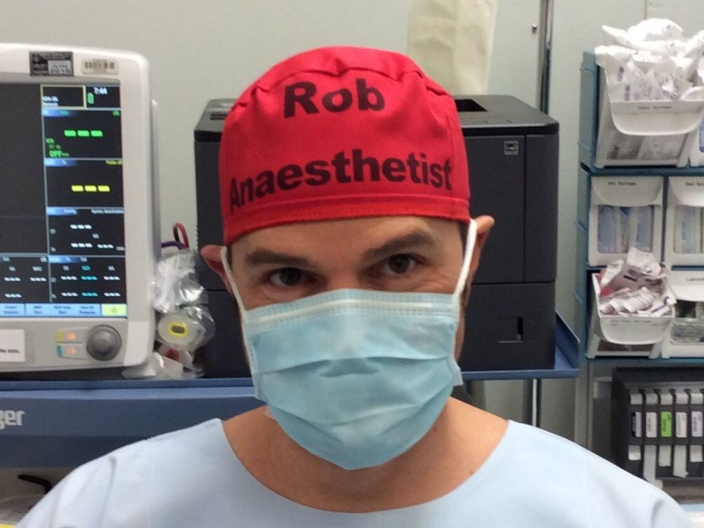 ▲▼ 澳洲雪梨麻醉師哈克特（Rob Hackett）在自己的醫師帽印上名字與職業，以便他人在手術室裡輕易辨識身份、避免手術室混亂情況發生，此舉也獲得歐美醫界大力肯定。（圖／翻攝自Twitter／patientsafe3）