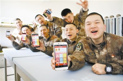 中共中央軍委印發《軍隊網際網路媒體管理規定》，未來官兵可通過手機、電腦等裝置瀏覽部隊相關資訊。（圖／翻攝自解放軍報）