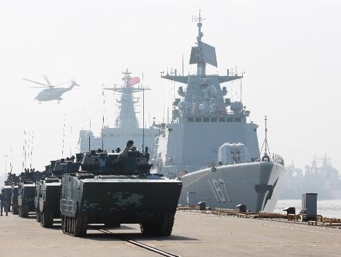 解放軍2018年開訓動員， 海軍陸戰隊在湛江某軍港組織登陸裝載訓練（1月3日攝）。（圖／翻攝自新華社）