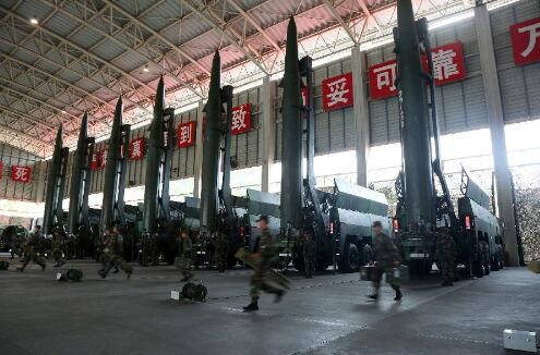解放軍2018年開訓動員，火箭軍「常規導彈第一旅」官兵組織導彈發射訓練（1月3日攝）。（圖／翻攝自新華社）