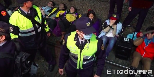 ▲▼反勞基法修法，勞團欲臥軌抗議。（圖／ETtoday臉書直播）