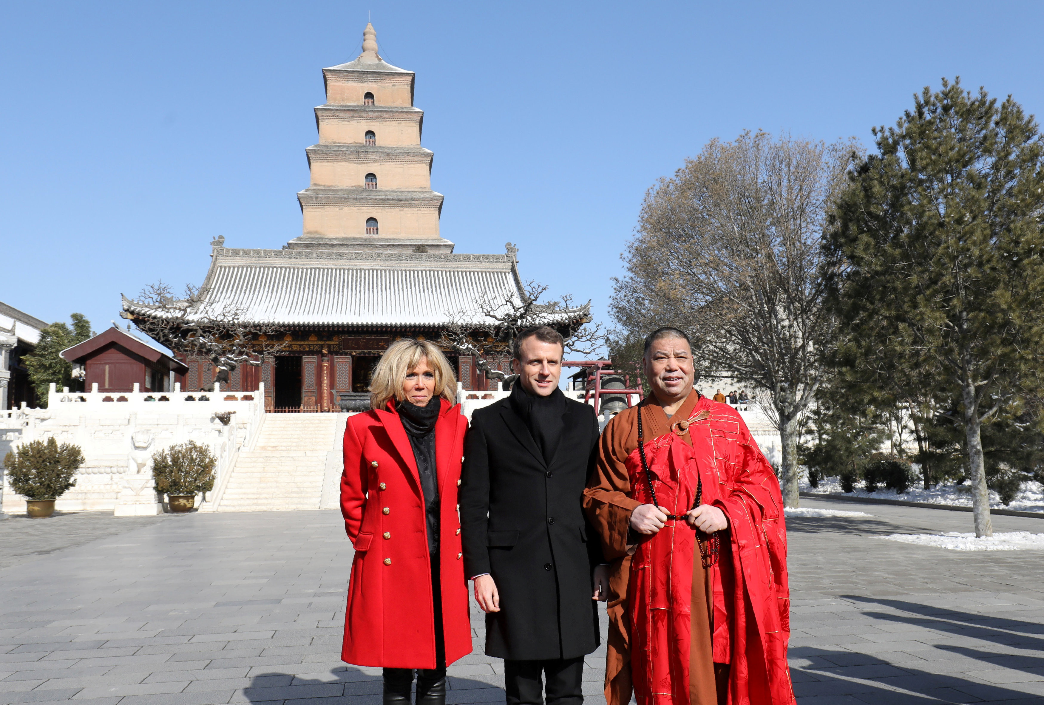▲法國總統馬克宏（Emmanuel Macron）偕夫人布莉姬（Brigitte Macron）參觀中國西安大雁塔。（圖／路透社）